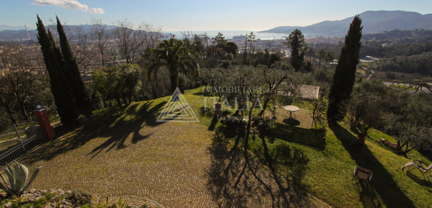 Collina città – Stupenda villa di 210 mq. utili + giardino e terreni, vista mare