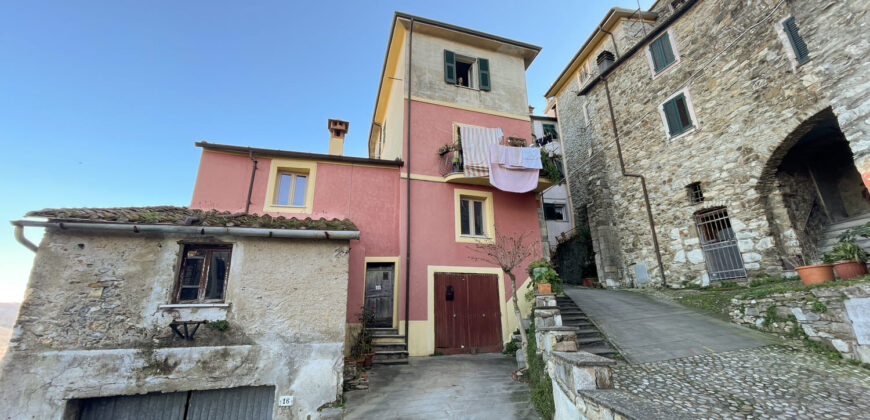 Vezzano Ligure (SP) – trilocale nel borgo, bel panorama e ambienti ariosi