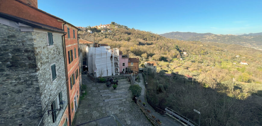 Vezzano Ligure (SP) – trilocale nel borgo, bel panorama e ambienti ariosi