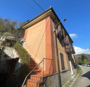 Prati di Vezzano – Indipendente su due livelli, terreno e ampi locali cantine