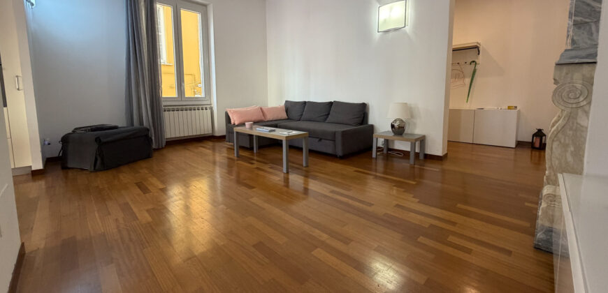 Centro storico – Moderno 4 vani con balconata, arredato