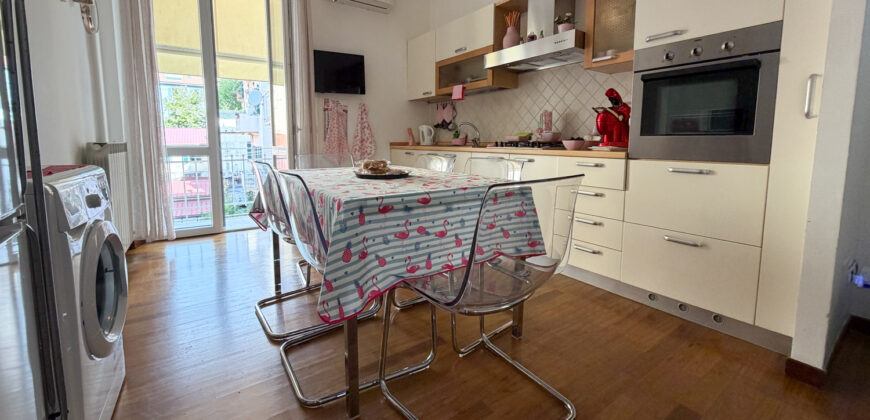 Centro storico – Moderno 4 vani con balconata, arredato