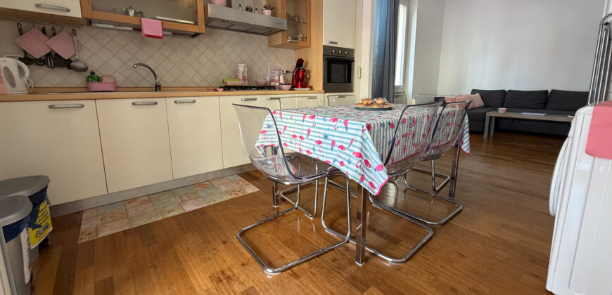 Centro storico – Moderno 4 vani con balconata, arredato