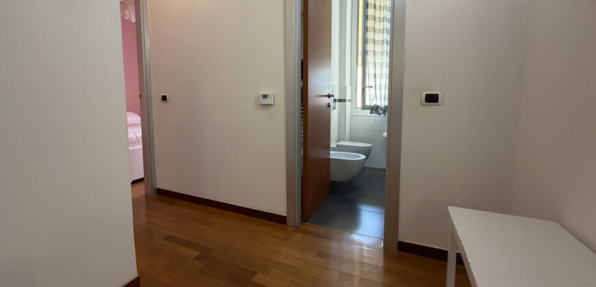 Centro storico – Moderno 4 vani con balconata, arredato