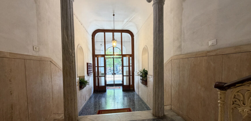 Centro storico – Moderno 4 vani con balconata, arredato