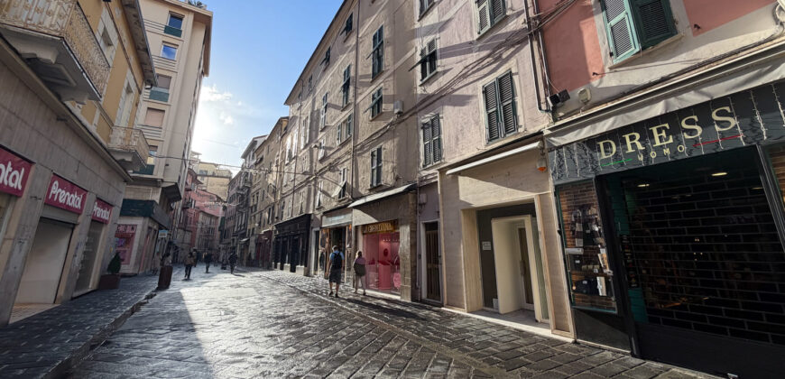 Via Prione – fondo commerciale di 70 mq. con bagno e corte