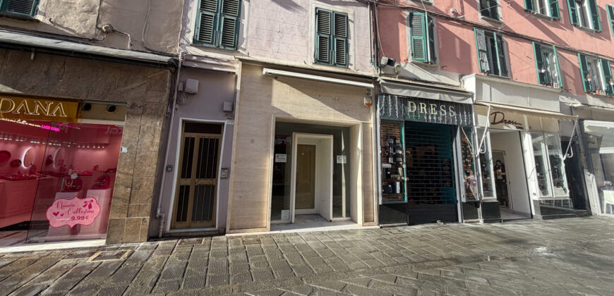Via Prione – fondo commerciale di 70 mq. con bagno e corte