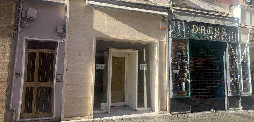 Via Prione – fondo commerciale di 70 mq. con bagno e corte