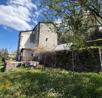 Corvara di Beverino – grande antica casa di borgo, in sasso. Ideale per struttura ricettiva