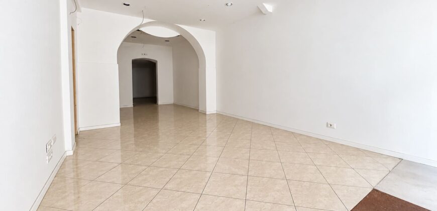 Via Prione – fondo commerciale di 70 mq. con bagno e corte