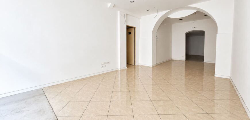 Via Prione – fondo commerciale di 70 mq. con bagno e corte