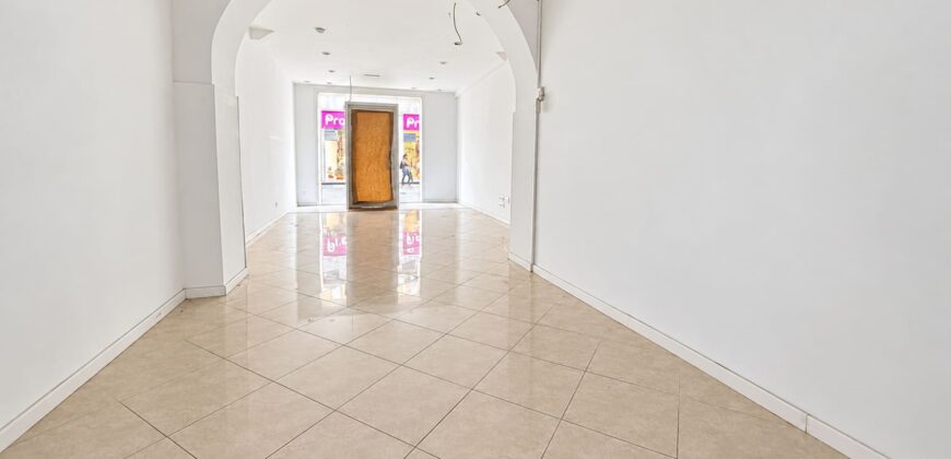 Via Prione – fondo commerciale di 70 mq. con bagno e corte