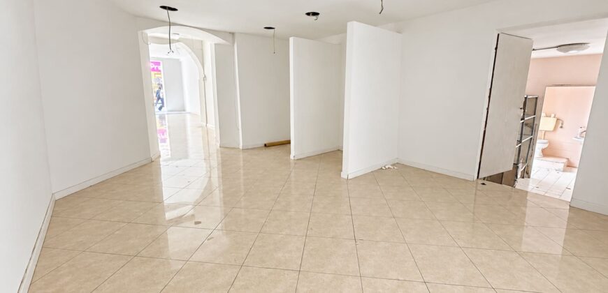 Via Prione – fondo commerciale di 70 mq. con bagno e corte