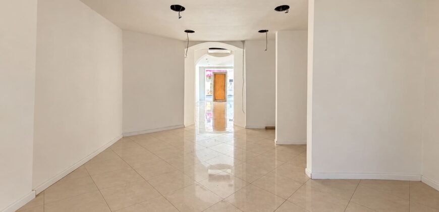 Via Prione – fondo commerciale di 70 mq. con bagno e corte