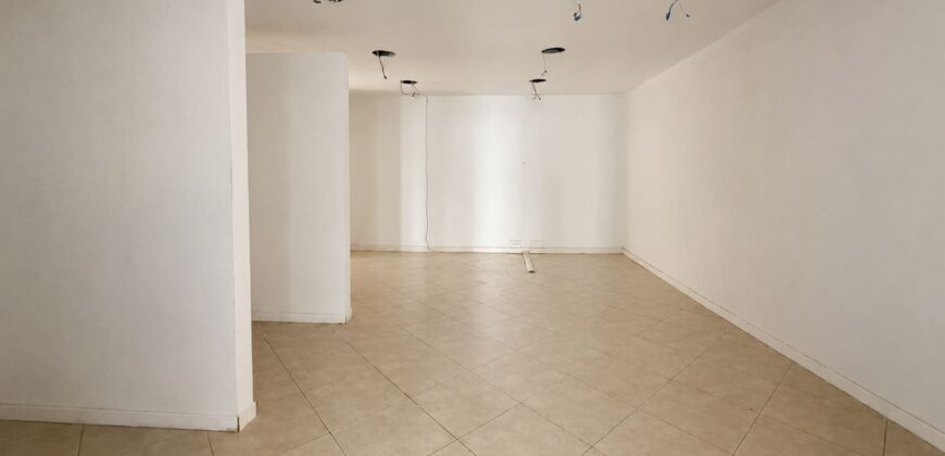 Via Prione – fondo commerciale di 70 mq. con bagno e corte