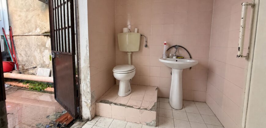 Via Prione – fondo commerciale di 70 mq. con bagno e corte