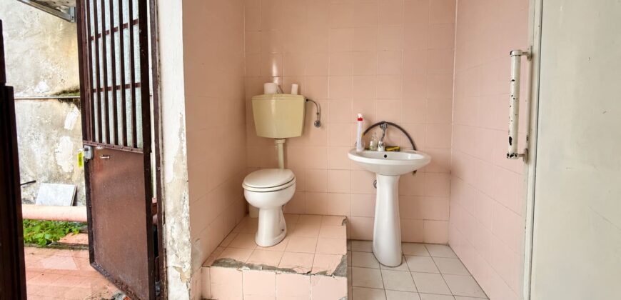 Via Prione – fondo commerciale di 70 mq. con bagno e corte