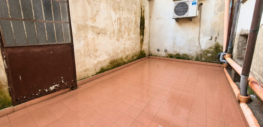 Via Prione – fondo commerciale di 70 mq. con bagno e corte