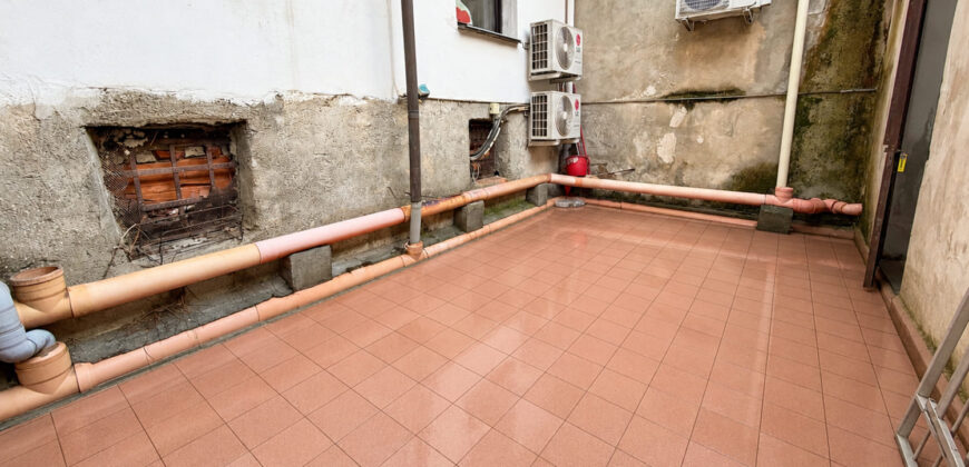 Via Prione – fondo commerciale di 70 mq. con bagno e corte