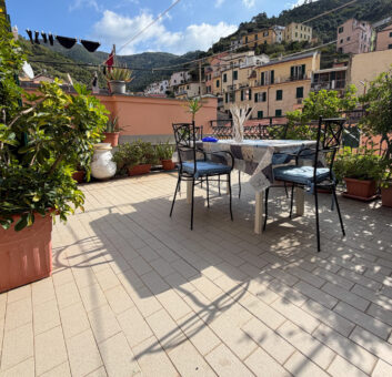 5 terre – Riomaggiore – ampio trilocale con terrazza vivibile